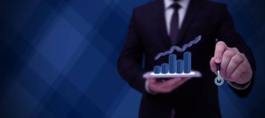 Takım elbiseli iş adamı, başarılı takım çalışmasını sembolize ediyor..