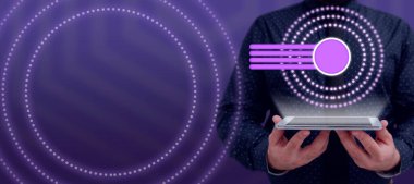 Tablet Tutan ve Sayısal Veri ve Yeni Fikirler Sunan İşadamı.