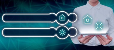 Pad 'li kadın ev otomasyonunu ve sıcaklık kontrol teknolojisini gösteriyor..