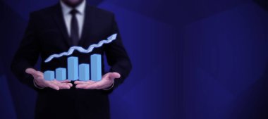 Takım elbiseli iş adamı, başarılı takım çalışmasını sembolize ediyor..