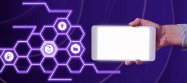 İşadamı, önemli verileri olan S deseninin yanında bir tablet tutuyor..