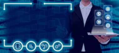 Dijital sembollü Tablet ve Kalem Tutan Kadın Sunum Yapıyor.