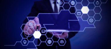 Takım elbiseli iş adamı elinde not defteri tutarak başarılı takım çalışmasını sembolize ediyor..