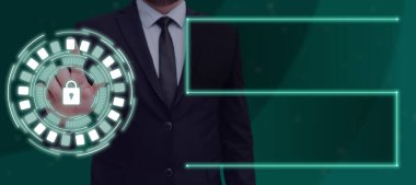 Kilit Üzerinde Gösterilen İşadamı Gizli Bilgileri Sunar.