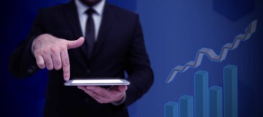 Takım elbiseli iş adamı elinde not defteri tutarak başarılı takım çalışmasını sembolize ediyor..