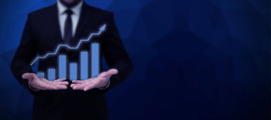 Takım elbiseli kadın elinde kalem tutarak başarılı takım çalışmasını simgeliyor..