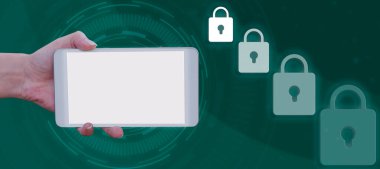 Cep telefonlu Kadın Eli Veri Güvenliği için Dijital Asma Kilitleri Tanıtıyor.