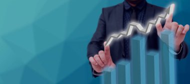 Takım elbiseli adam önemli veri tabloları gösteriyor ve iş hayatında büyüyor..