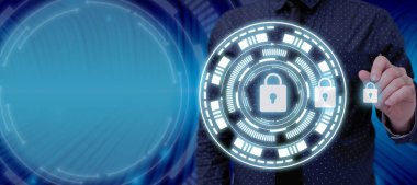 Önemli Verileri Korumak İçin Kilit Sembolü Gösteren İşadamı.