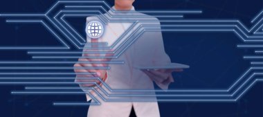 Takım elbiseli iş adamı elinde başarılı takım çalışmasını simgeleyen tablet tutuyor..