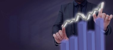 Takım elbiseli adam önemli veri tabloları gösteriyor ve iş hayatında büyüyor..