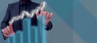 Takım elbiseli adam önemli veri tabloları gösteriyor ve iş hayatında büyüyor..