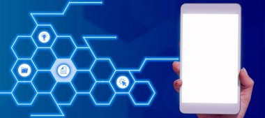 İşadamı, önemli verileri olan S deseninin yanında bir tablet tutuyor..