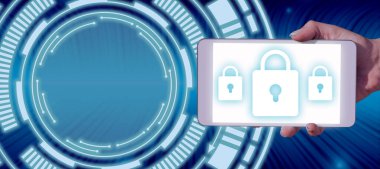 İşadamı Gizli Bilgiler içeren Gizlilik Sembolü Tableti Tutuyor.