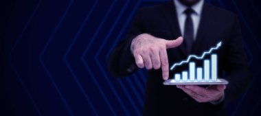 Takım elbiseli kadın elinde kalem tutarak başarılı takım çalışmasını simgeliyor..