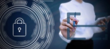 Takım elbiseli iş adamı elinde not defteri tutarak başarılı takım çalışmasını sembolize ediyor..