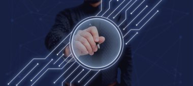 Takım elbiseli iş adamı, başarılı takım çalışmasını sembolize ediyor..