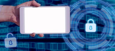 İşadamı Gizli Bilgiler içeren Kilit Sembollü Tableti Tutuyor.