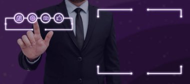 İşadamı üst üste dijital S 'yi işaret ediyor ve fikirleri sunuyor.