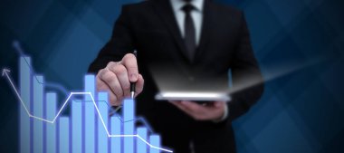 Takım elbiseli kadın elinde kalem tutarak başarılı takım çalışmasını simgeliyor..