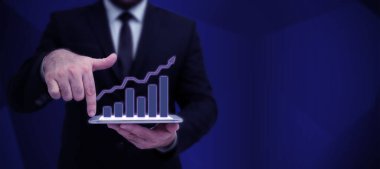 Takım elbiseli kadın elinde kalem tutarak başarılı takım çalışmasını simgeliyor..