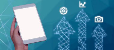 Çevrimiçi Veri Gösteren ve Önemli İletiler Alınan Bir El.