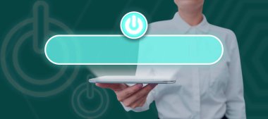 Yeni Fikirler Sunan Sayısal Güç Düğmesi Gösteren Kadın Tableti.