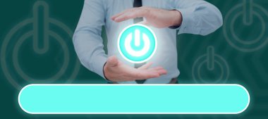 Ellerinde Dijital Güç Düğmesi olan İşadamı Yeni Fikirleri Sunar.