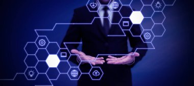 Takım elbiseli iş adamı elinde not defteri tutarak başarılı takım çalışmasını sembolize ediyor..