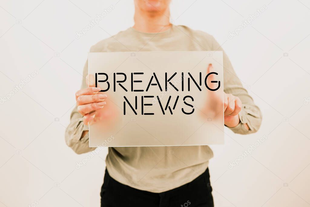 Hand writing sign Breaking News, Business approach Special Report Announcement Happening Current Issue Flashnews Businesswoman Holding Blank Placard And Advertising The Business.