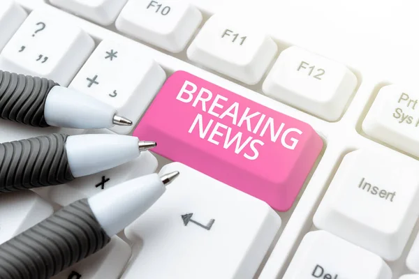 Handwriting Text Breaking News Internet Concept Special Report Announcement Happening — Stockfoto