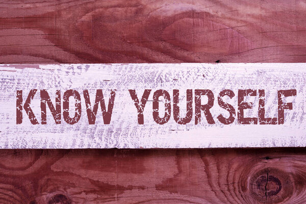 Знак с надписью Know Yourself, означающий "Знай себя", означает "Понимай силу и слабость"..