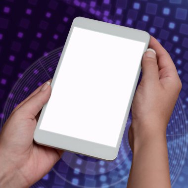 Üzerinde yeni fikirler olan bir cep telefonu ve üzerinde kitaplar olan bir not.