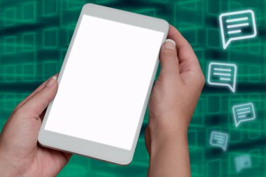 Önemli Mesajlar Cep Telefonu 'nda sunuldu Kitaplara ve Defterlere Yaslanarak.