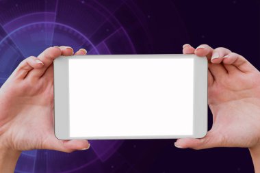 Masasında yeni bir mesaj olan cep telefonu, klavye, hesap makinesi ve kahve..