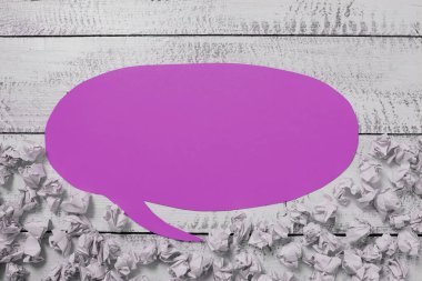 Ofis malzemeleriyle birlikte masadaki önemli mesajlı defter..