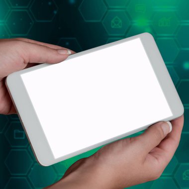 Masada kahve ve klavyeli önemli mesajlı cep telefonu ekranı