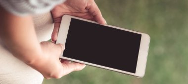 Üzerinde yeni fikirler olan bir cep telefonu ve üzerinde kitaplar olan bir not.