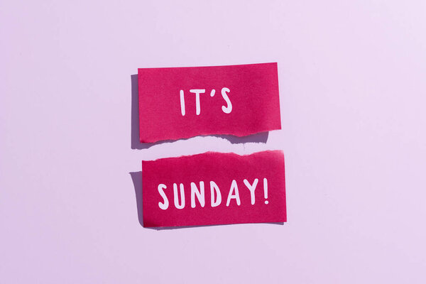 Концептуальный заголовок It S Is Sunday, Concept meaning Day of rest and religious worship Part of the weekend Ripped Sticky Note with important Messages Presented On Desk.