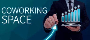 Çalışma Alanı Sorusu, İş Konsepti İş Hizmetleri 'nin, Önemli Mesajlı Kağıt Altındaki Kağıt Paketlerin Altında Ortak Ofisler sağladığını gösteren metin işareti.