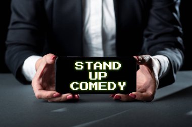 Stand Up Comedy, Business approach Komedyeni, Güç Düğmesi Sembolü Üzerinde Bir Kalem Gösteren İzleyici önünde canlı performans sergileyen.