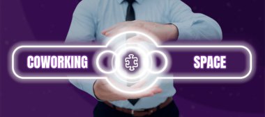 Çalışma Alanı Sorusu 'nu gösteren metin işareti, İş Hizmetleri Sözcüğü Ofis Malzemeleri Masasında Önemli İletilerle Not Defteri' ni çalıştırmak için ortak ofisler sağlıyor.