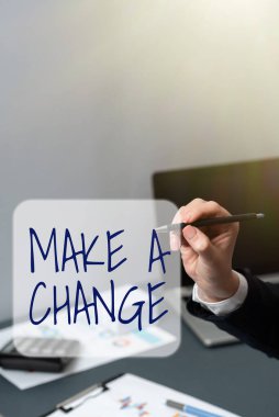 El yazısı metni Değişiklik Yap, İş Konsepti Yeni bir şey dene Evrim Gelişim Gelişimi Olgunluk İş adamı takım elbise içinde not defteri tutuyor başarılı takım çalışmasını sembolize ediyor.