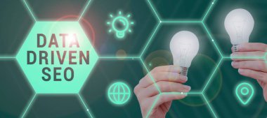 El yazısı imzası Data Driven Seo, Business approach motor optimizasyon stratejileri web sitesi pazarlamacısı elinde önemli verileri olan bir ped tutuyor..