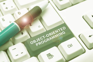 İlham kaynağı Nesne yönelimli programlamayı gösteren metin, Dil model nesneleri üzerine yazılan Sözcük, başarılı takım çalışmalarını sembolize eden kalem tutan takım elbiseli bayan yerine eylemler.