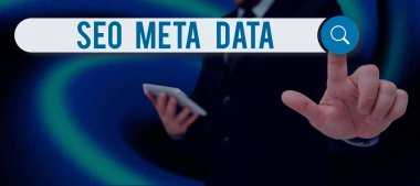El yazısı Seo Meta Data, İş Fikri Arama Motoru İyimserleştirme Çevrimiçi Pazarlama Stratejisi Takım Elbiseli İşadamı avuç içi açık tutarak başarılı takım çalışmasını sembolize ediyor.
