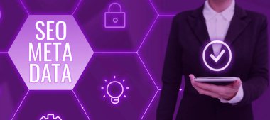 Seo Meta Veri, İş Fikri Arama Motoru İyimserleştirme Çevrimiçi Pazarlama Stratejisi Adam başarılı bir strateji oluşturma amaçlı dairesel şemayı manipüle ediyor.