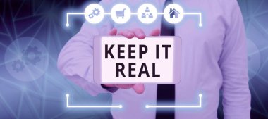 El yazısı metni Gerçekçi Ol, İş yaklaşımı Dürüst Otantik Otantik Olarak Gerçekleri Söyle Her zaman Dijital Hedef Stratejilerini Gösteren Adam.