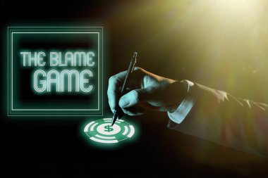 Metin işareti, insanların birbirlerini suçlamaya çalıştıkları GameA suçunu gösteriyor, kavramsal fotoğraf, birbirini suçlamaya çalışan bir iş adamı iki parmağıyla işaret ettiğinde ortaya çıkan durum.