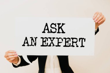 Bir konu hakkında bilgisi olan birine tavsiye isteyen Bir Uzmanı Sor, İnternet Konsepti sunan metin başlığı Katta Önemli Bilgilerle Dolu Konuşma Baloncuğu.